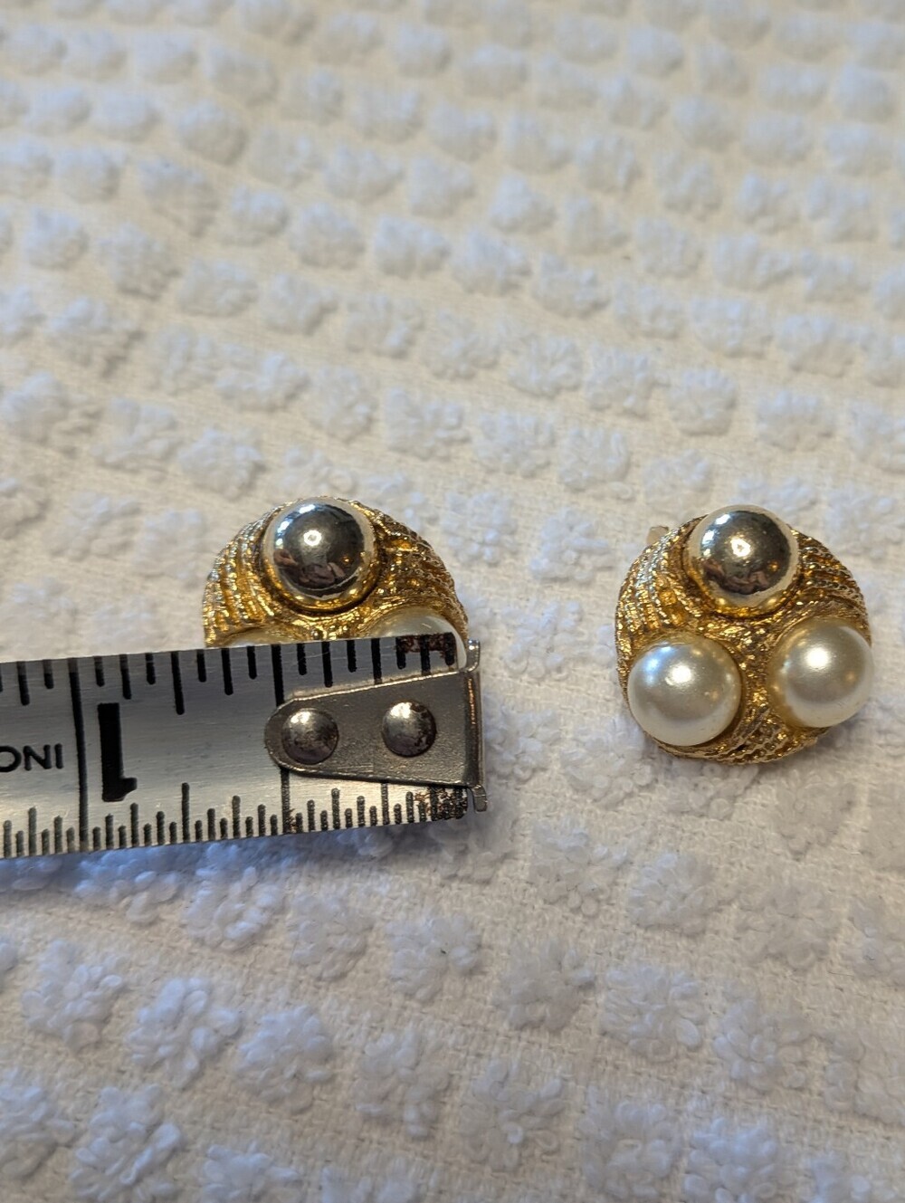 Vintage Faux Pearl Textured Gold Tone Clip On Earrings - Picture 9 of 9